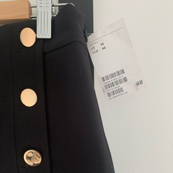 NWT H&M Black High-Waisted Shorts with Gold Buttons - Picture 2 of 4